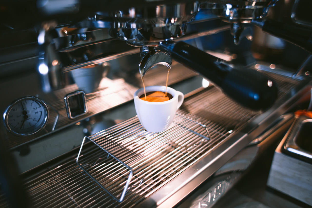 Una fumante tazzina di caffè